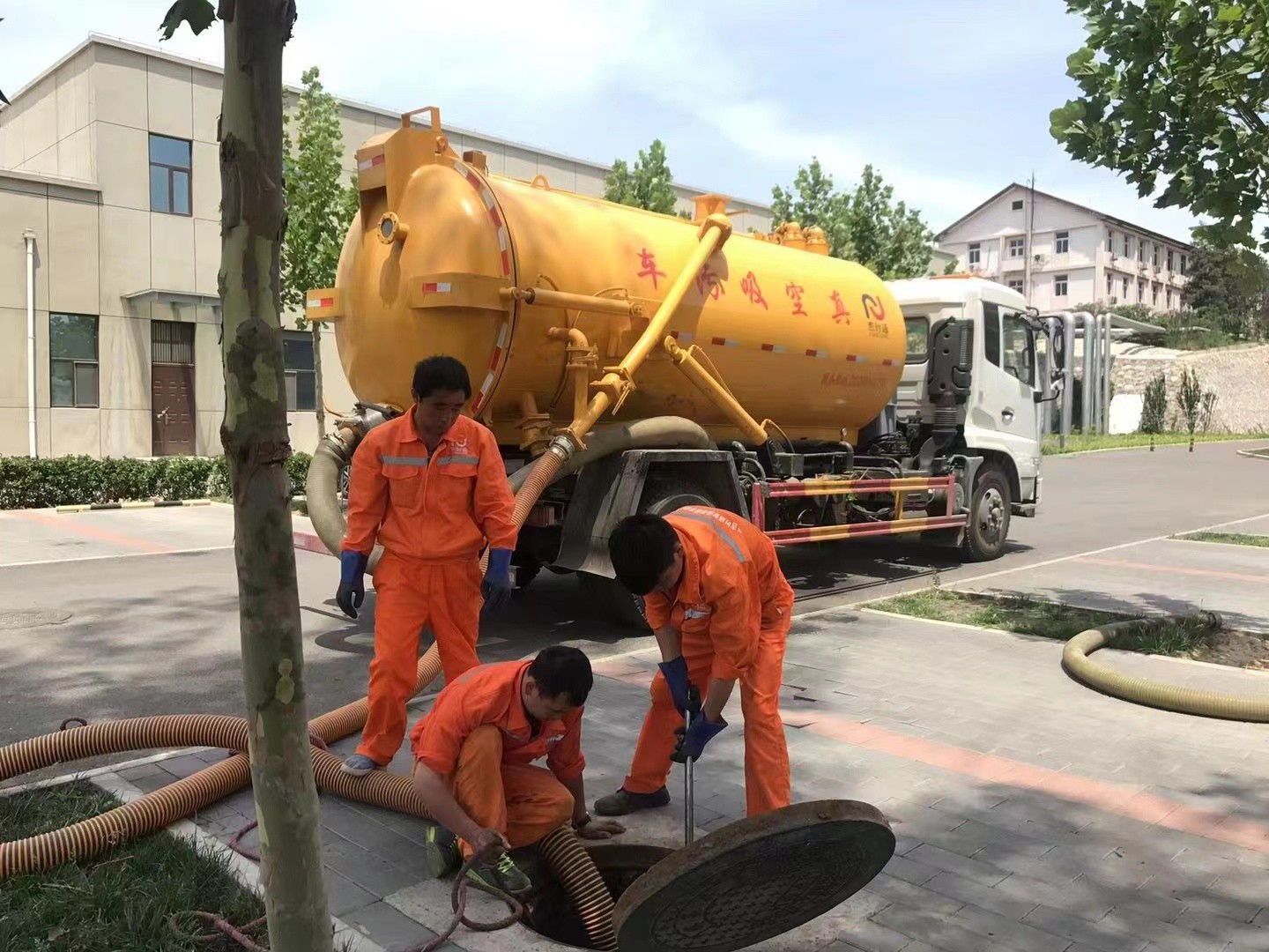 常宁化粪池清理与5-8吨吸粪车施工效率分析